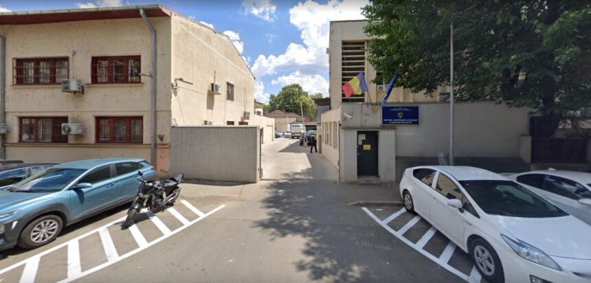 un barbat a intrat noaptea in arestul politiei capitalei pe sub poarta nepazita de jandarmi dupa fier vechi din toata curtea el pare sa fi fost singurul care isi facea treaba 6a574dfe7b485