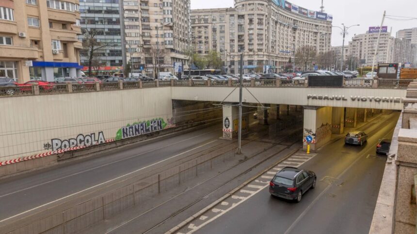 update incident stb in pasajul victoria un autobuz a ramas suspendat tramvaiele de pe linia 1 blocate in ambele sensuri 6a46383980720