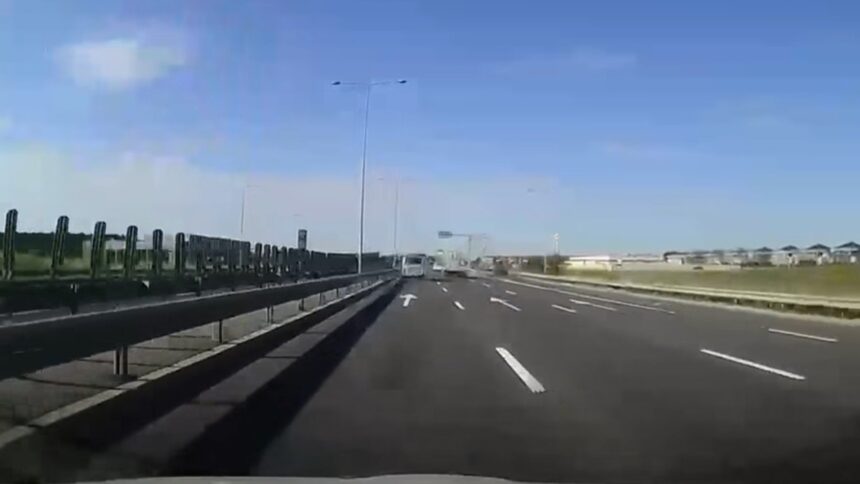 video clipe de groaza si reflexe formidabile ale unui sofer pe a3 autostrada bucuresti ploiesti ce faci cand din asfalt rasare pe banda 3 un participant la trafic in pozitie de obstacol 6a69ded9d086c