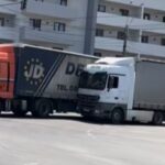 video doua tir uri s au ciocnit pe bulevardul iuliu maniu martor traficul din zona este aglomerat 6a5a0cdb0be9e