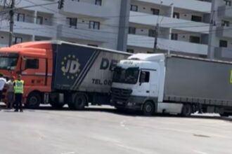 video doua tir uri s au ciocnit pe bulevardul iuliu maniu martor traficul din zona este aglomerat 6a5a0cdb0be9e
