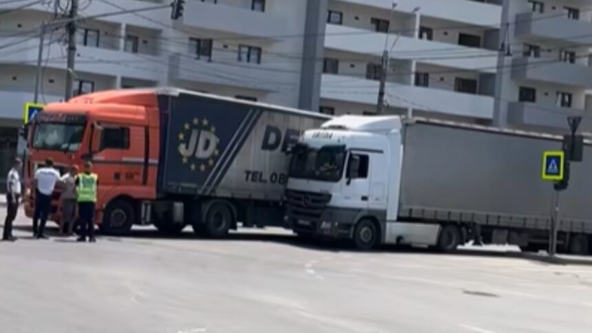 video doua tir uri s au ciocnit pe bulevardul iuliu maniu martor traficul din zona este aglomerat 6a5a0cdb0be9e