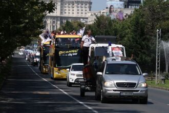 video o salupa cu sirenele la maximum prin centrul bucurestiului pe lascar catargiu e una dintre zecile de ambulante la parada aniversara a serviciului medical de salvare 6a687f284082c