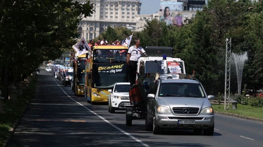 video o salupa cu sirenele la maximum prin centrul bucurestiului pe lascar catargiu e una dintre zecile de ambulante la parada aniversara a serviciului medical de salvare 6a687f284082c