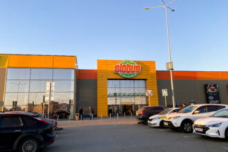 batalia de la rafturi pentru noi f09f9b92 gigantul globus ia in calcul sa intre pe piata locala reprezentatii marelui rival lidl si kaufland au venit la bucuresti 6a87f5f2479df