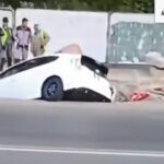 breaking o masina a cazut cu totul intr un gropalau din strada pe luica intersectie cu strada izvorul oltului martor e un crater de la un santier termo 6a86dc49f00e9