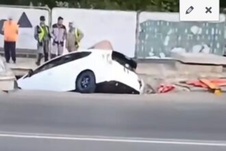 breaking o masina a cazut cu totul intr un gropalau din strada pe luica intersectie cu strada izvorul oltului martor e un crater de la un santier termo 6a86dc49f00e9