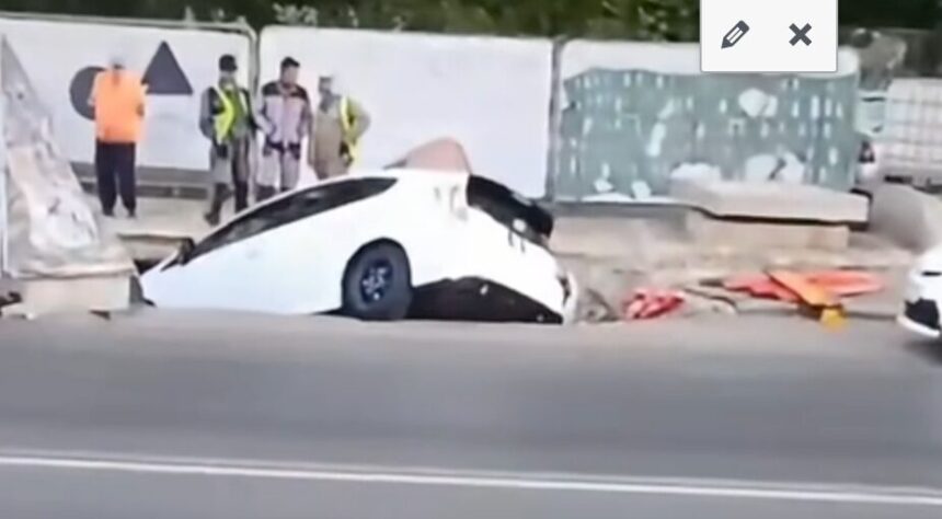 breaking o masina a cazut cu totul intr un gropalau din strada pe luica intersectie cu strada izvorul oltului martor e un crater de la un santier termo 6a86dc49f00e9