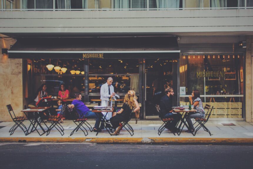 bucurestiul iese mai rar la restaurant desertul dispare nota de plata scade iar localurile intra in lupta pentru clientul prudent 6a6efab053e83