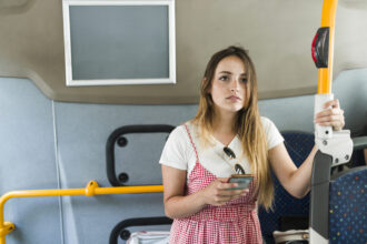 cei care vorbesc la telefon pe speaker in autobuzele tramvaiele sau troleibuzele din bucuresti risca amenzi directorul stb anunta controale impreuna cu politia locala 6a6f5cffb41b2