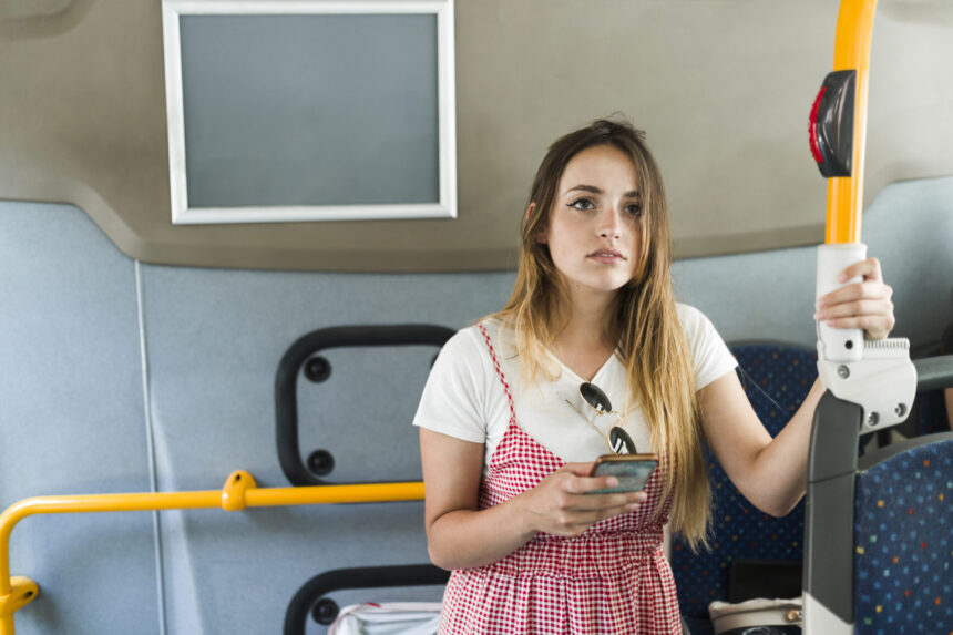 cei care vorbesc la telefon pe speaker in autobuzele tramvaiele sau troleibuzele din bucuresti risca amenzi directorul stb anunta controale impreuna cu politia locala 6a6f5cffb41b2