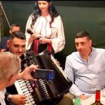 cocalarul simion la o petrecere cu lautari in sua la masa cu constantin ilinescu acuzat in dosarul mineriadei ca impreuna cu miron cozma a organizat deplasarea la bucuresti a minerilor din valea ji 6a8d4dfc0f7a5