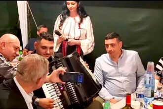 cocalarul simion la o petrecere cu lautari in sua la masa cu constantin ilinescu acuzat in dosarul mineriadei ca impreuna cu miron cozma a organizat deplasarea la bucuresti a minerilor din valea ji 6a8d4dfc0f7a5