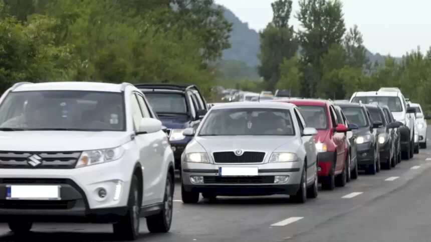 drumurile de pe litoral si de la munte spre bucuresti se aglomereaza la final de weekend lista rutelor alternative pe unde soferii pot scapa de cozi 6a82856462651