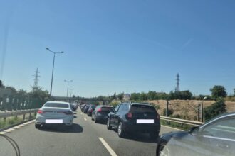 foto coada cash obstacol de zeci de kilometri pe a2 autostrada de la bucuresti la mare stai blocat si 3 ore asteptand sa si faca damblaua soferii care platesc doar numerar taxa 6a6dc5552d2d0
