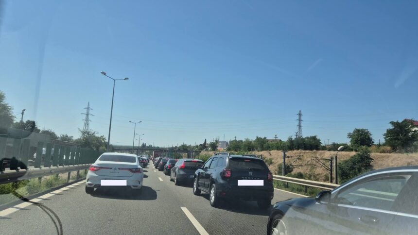 foto coada cash obstacol de zeci de kilometri pe a2 autostrada de la bucuresti la mare stai blocat si 3 ore asteptand sa si faca damblaua soferii care platesc doar numerar taxa 6a6dc5552d2d0