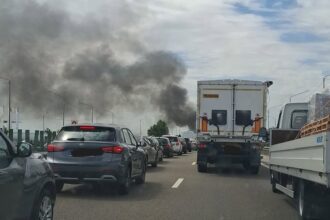 foto incendiu pe autostrada a2 la kilometrul 88 o masina a luat foc pe banda de urgenta traficul spre bucuresti e oprit pe ambele benzi 6a85b52fe3ad4