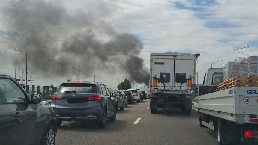 foto incendiu pe autostrada a2 la kilometrul 88 o masina a luat foc pe banda de urgenta traficul spre bucuresti e oprit pe ambele benzi 6a85b52fe3ad4