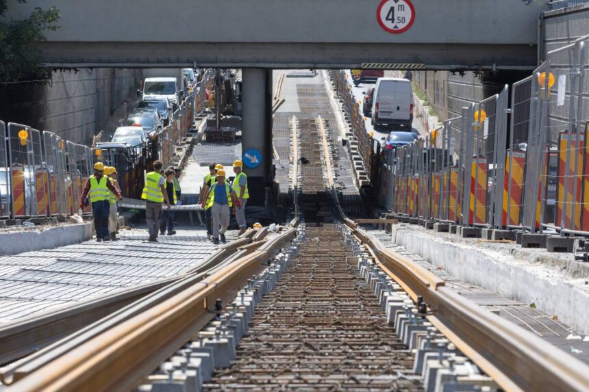 foto se monteaza sina de tramvai sub podul constanta din bucuresti tronsonul ar putea fi gata in 3 saptamani promite ciucu 6a8028b4c074a