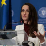 oana toiu in vizita la consulatul general din bonn vrem sa rezolvam cat mai multe cereri am trimis o misiune de sprijin de la bucuresti 6a8dd84adeac0
