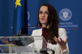 oana toiu in vizita la consulatul general din bonn vrem sa rezolvam cat mai multe cereri am trimis o misiune de sprijin de la bucuresti 6a8dd84adeac0
