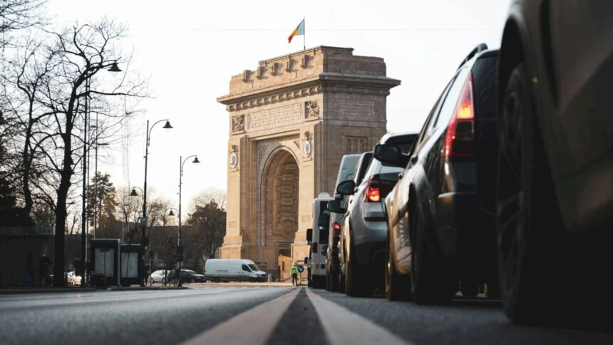 semafoarele din aproape 35 de intersectii din bucuresti nu functioneaza traficul este dirijat de politisti sofer cozi mari la arcul de triumf 6a8c3eaf85d19