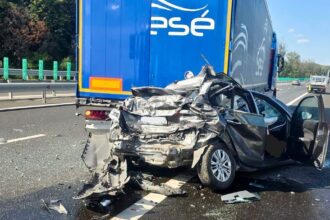 video accident grav pe a0 langa nodul cu a1 o masina prinsa intre doua tir uri trafic blocat doua persoane au fost ranite update 6a7f3a1d3cff6
