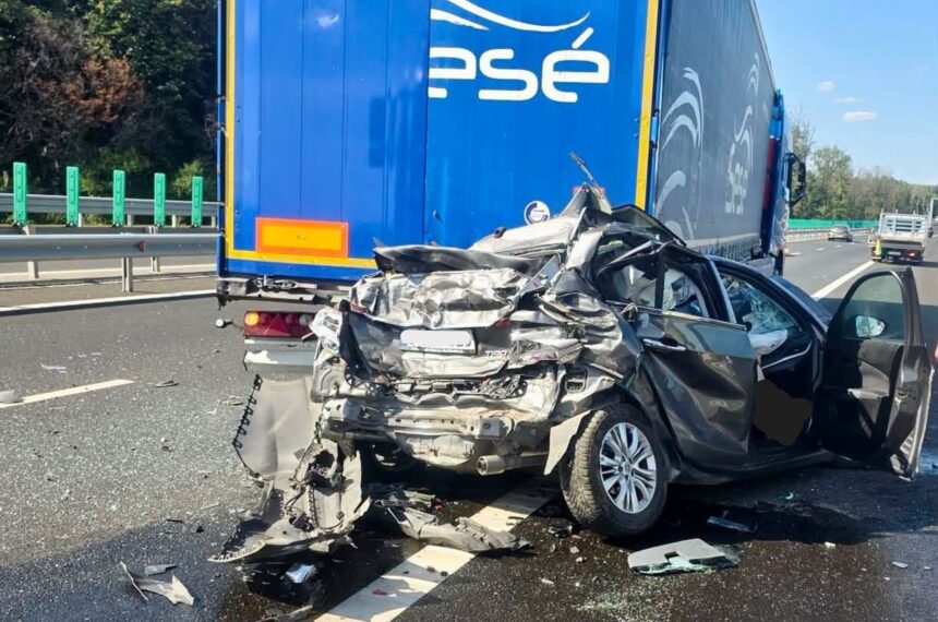 video accident grav pe a0 langa nodul cu a1 o masina prinsa intre doua tir uri trafic blocat doua persoane au fost ranite update 6a7f3a1d3cff6